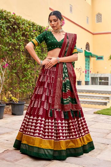 Rose-madder Red and Off-white Net Embroidered Bridal and Wedding Lehenga  Choliin Small Size : Amazon.in: Fashion